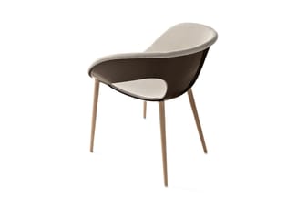 Moderne stoel met zwarte kunststof schaal, beige zitting en rugleuning, houten poten, tegen witte achtergrond.