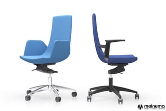 Twee blauwe bureaustoel varianten met wieltjes, vooraanzicht en zijkant. Links: lichtblauw met chromen onderstel. Rechts: don