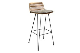 Rattan barstoel met grijze zitting, zwarte metalen poten en voetsteun op witte achtergrond.