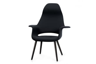 Zwarte designstoel met ergonomische vorm, armsteunen en houten poten tegen witte achtergrond.