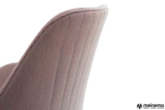 Detailopname van de rugleuning van een stoel in mauve/roze stof met fijne structuur en afgeronde bovenkant.