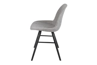 Grijze gestoffeerde stoel met ergonomische rugleuning en zwart houten pootwerk, zijkant weergegeven.