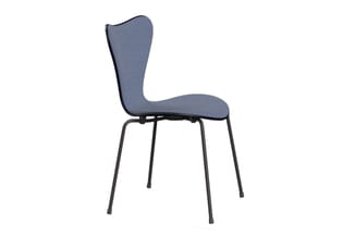 Blauwe stoel met ergonomische rugleuning en zwart metalen onderstel op vier poten.