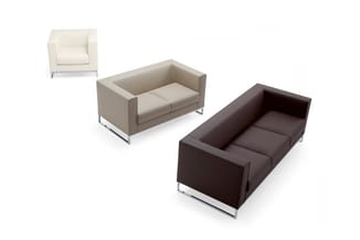 Drie moderne zitmeubelen: een witte fauteuil links, grijsbeige loveseat in het midden en donkerbruine sofa rechts, alle met m