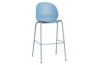 Blauwe barkruk met kunststof zitting en grijsmetalen frame, voetsteun, tegen witte achtergrond.