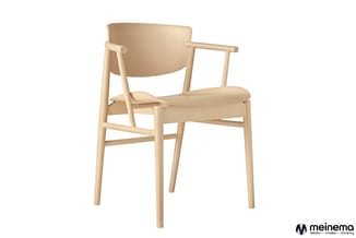 Houten stoel met armleuningen, zittingkussen en gebogen rugleuning in natuurlijke houtkleur, meinema-logo rechtsonder.