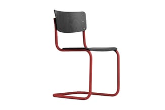 Moderne kantoorstoel met rood metalen frame, zwarte houten zitting en gebogen rugleuning.