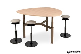 Ovale houten tafel met beige blad en taupe poten, omgeven door vier staande zitkrukken met grijze kussens en zwarte voeten.