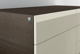 Donker houten kast met crèmewitte ladekasten, zilveren handgreep zichtbaar, moderne kantoormeubel.