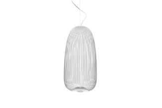 Hangende designlamp met wit ribbelpatroon, ovale vorm, aan snoer opgehangen tegen witte achtergrond.