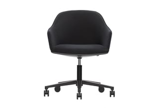 Zwarte bureausstoel met wieltjes, ergonomische rugleuning en zwart onderstel op witte achtergrond.