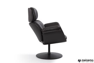 Zwarte lederen draaifauteuil met ergonomische rugsteun op zwart rond voetenkruis, zijkant zichtbaar.