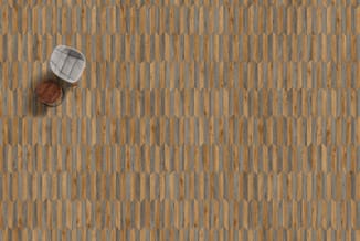 Overzicht van houten vloer met geometrisch patroon in warm bruine tinten, twee stoelen gepositioneerd bovenin het beeld.