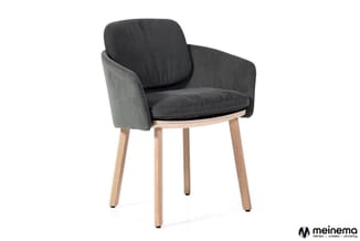 Grijze stoel met zwart kussen, houten poten in natuurlijke kleur, armleunigen, moderne vormgeving tegen witte achtergrond.