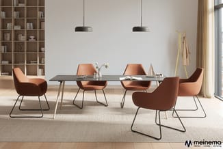 Modern vergaderruimte met grijs tafelblad, vier terracotta stoelen met metalen frame, twee hangende metallic lampen, houten b