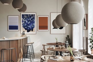 Modern restaurant interieur met ronde houten tafels, houten stoelen, beige bolpendels, receptiebalie in hout, wandafbeeldinge