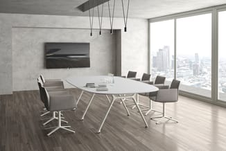 Moderne vergaderzaal met ovale witte tafel, grijze stoelen, betonnen wanden, houten vloer, hangende zwarte pendellampen en gr