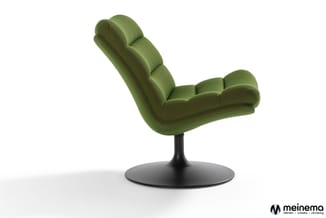 Groene draaibare fauteuil met gevoerde zitschaal en zwart voetsteun, zijkant weergegeven tegen witte achtergrond.