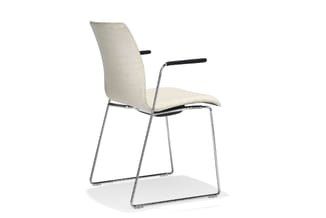Kantoorstoel met beige gestoffeerde zitting en rug, zwarte armsteunen, chromen buisframe en sledeonderstel.