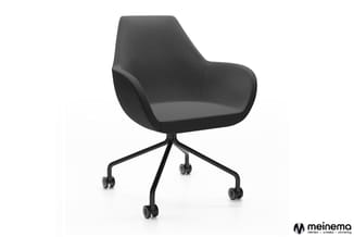 Grijze bureaustoel met armkeuningen en ergonomische rugsteun op zwart onderstel met wieltjes.