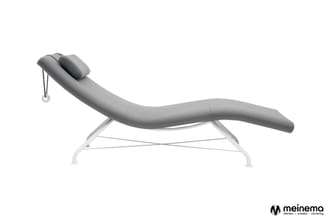 Grijze chaise longue met ergonomische zitting, hoofdsteun en metalen onderstel op wit achtergrond.