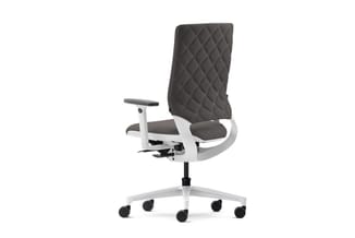Kantoorstoel met grijs gestoffeerde zitting en rugleuning met quilting, witte kunststof frame, verstelbare armsteunen en wiel