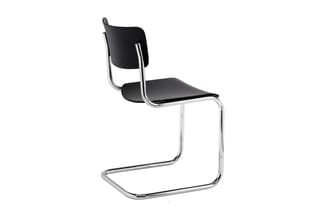 Zwarte kantoorstoel met chromen buisvormig frame en sledepoten, minimalistische zitting en rugleuning.