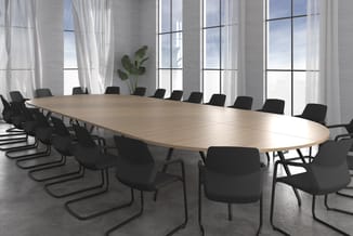 Moderne vergaderzaal met ovale houten vergadertafel en zwarte kantooorstoelen, grote ramen met witte gordijnen en groene plan