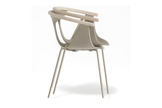 Moderne stoel met beige kunststof zitting, metalen frame en houten armsteunen tegen witte achtergrond.