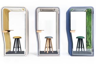 Drie akoestische telefooncel cabines met verschillend interieurontwerp: geel/beige binnenzijde, neutrale grijze uitvoering, e