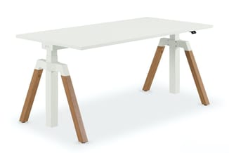 Wit rechthoekig bureau op wit onderstel met houten trapeziumvormige poten in naturel hout.
