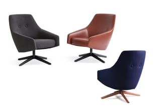 Drie draaifauteuils in verschillende kleuren: grijze stof, roodbruin leer en donkerblauwe stof met houten onderstel.