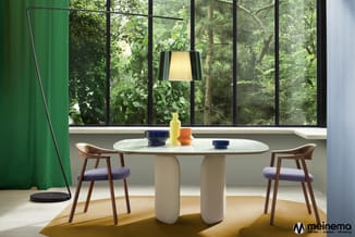 Moderne eetkamer met witte ovale tafel, twee houten stoelen met paarse zitting, hanglamp, arc-vloerlamp, gekleurde accessoire