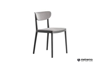 Moderne stoel met zwart houten frame, grijze gestoffeerde zitting en gebogen rugleuning tegen witte achtergrond.