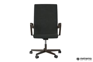 Zwarte Fritz Hansen Oxford bureaustoel met hoge rugleuning, armleuningen en vijfpotige wielbasis, horizontaal gespiegeld.