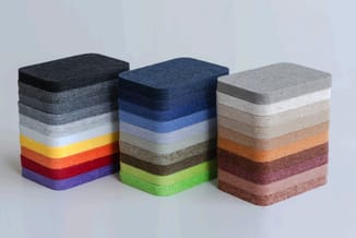 Drie gestapelde stoffale met akoestische samples in verschillende kleuren: zwart/grijs/geel/rood/paars, donkerblauw/grijs/gro