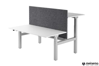 Elektrisch verstelbaar bureau wit blad met grijze akoestische scherm en grijs onderstel in kantoorruimte.