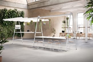 Moderne kantoorruimte met wit metalen A-frame tafel, houten zitplaatsen, hangende planten, groen muurbegroeëing en zonnescher