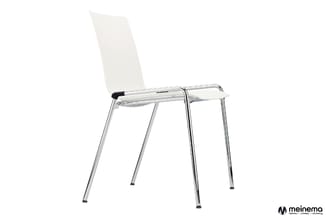 Witte kunststof stoel met chromen frame en armleggers tegen witte achtergrond.