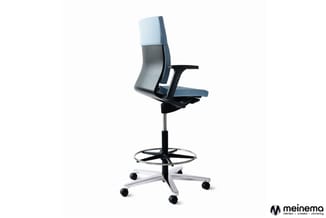 Ergonomische werkstoel met lichtblauw en donkergrijs gestoffeerde rugleuning, zwarte armleuningen, zitting en voetensteun, op
