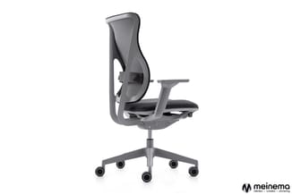 Grijze kantoorstoel met zwart zitgedeelte, verstelbare armleuningen en ergonomische mesh-rugleuning op wielen.