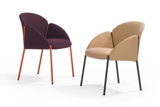 Twee moderne stoelen met geboorde rugleuning: één paars met rood metalen frame, één beige met zwart metaal frame.