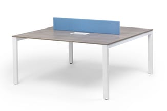 Rechthoekige vergadertafel met grijsbruin houten blad, witte metalen poten en blauw akoestisch scherm op het tafelblad.