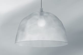 Witte hanglamp met koepelvormige kap en metalen ophanging tegen grijze achtergrond.