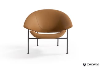 Bruine lederen loungestoel met halfronde rugleuning op zwart metalen frame met vier poten.