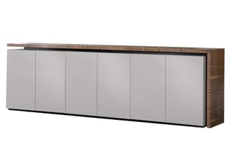 Houten sideboard met walnootkleurig frame en grijs gesloten kastdeuren, zwarte plint, modern ontwerp.