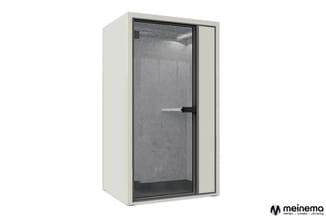 Witte geluidswerende telefooncel met grijze akoestische binnenzijde, open deur en licht, merk Meinemo.