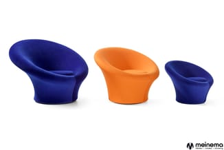 Drie blauwe en oranje fauteuils met organische vormen en gestoffeerde bekleding, gerangschikt naast elkaar.
