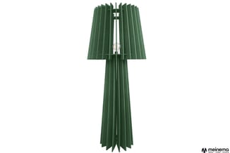 Groene staande lamp met gepleisterde kap en conische voet, frontaal gefotografeerd tegen witte achtergrond.