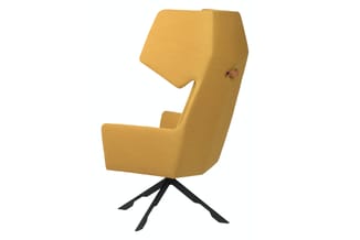Gele draaibare fauteuil met hoge gebogen rugleuning en zwarte stervoet.